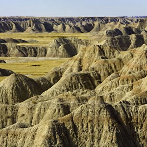 USA, South Dakota, Badlands NP, eroded landscape and grassland, autumn