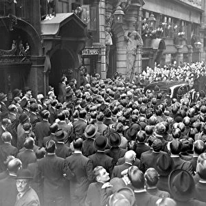 Crowds outside Stock Exchange (visit of Duchess of Kent to Drapers Hall). 10 November