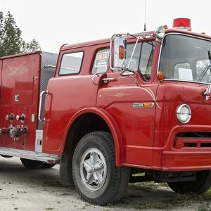 Ford 900 rigid fire truck, for sale, at the side of the highway between Collingwood
