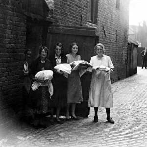 London slum scenes East End housewives took their Sunday dinners to the bakehouse