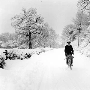 A postman trying to deliver in the heavy snow in Bough Beech, Kent. 28th December 1962