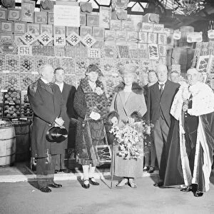 Queen Mary opens new extension of Spitalfields The queen and the Lord Mayor ( Sir