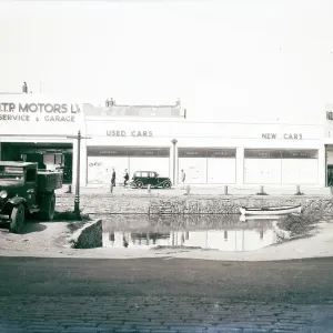 H. T. P. Motors Ltd, Back Quay, Truro, Cornualles. Tomado antes de que la última sección del río estuviera cubierta en 1938 H. T. P. Motors Ltd, Back Quay, Truro, Cornualles. Tomado antes de que la última sección del río estuviera cubierta en 1938