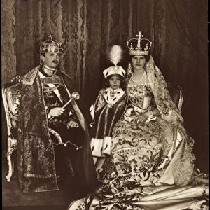 Ak King Charles I with Queen Zita and the Crown Prince in the Coronation Ornat (b / w photo