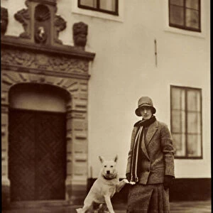 Ak Portrait of Crown Princess Louise with Dog in front of the Castle (b / w photo)