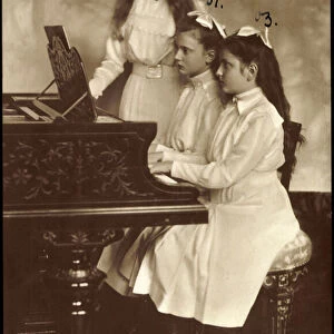 Ak Princesses Margarete, Alix and Anna von Sachsen, piano (b / w photo)