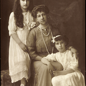 Ak S. A. R. Princess Marie of Greece with her daughters, Amag B 529 (b / w photo)