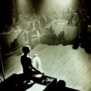 Beatrice Lillie, a revue artist in the 1920s under a spotlight at the Cafe de Paris (photo)