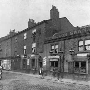 Black Swan Pub on North Street, Leeds, 1898 (b / w photo)