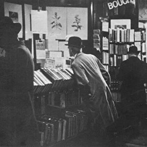 Browsing books in the Charing Cross Road, London, early 1930s (b / w photo)
