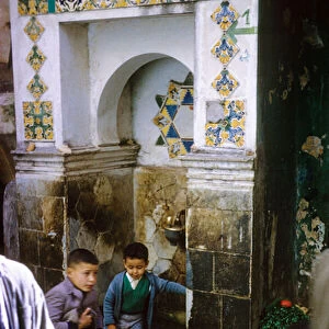 Children at a fountain in the Kasbah, Algiers (photo)