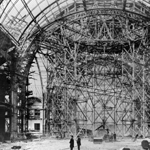 Construction of the Grand Palais, Paris, 1898-9 (b / w photo)