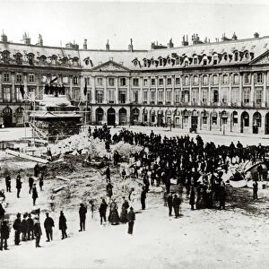 Destruction of the Vendome Column during the Commune, 1871 (b / w photo)