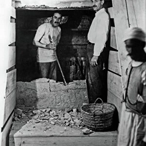 Discovery of the tomb of pharaoh Tutankhamun in the Valley of the Kings (Egypt) : here on february 16, 1923 : Howard Carter and his assistant Arthur Mace