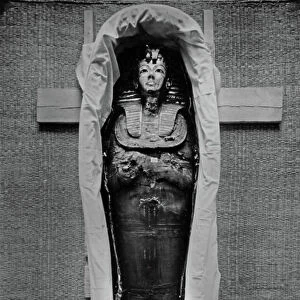 Discovery of the tomb of pharaoh Tutankhamun in the Valley of the Kings (Egypt) : Tutankhamun's mummy, 1923, photo by Harry Burton (p0769)