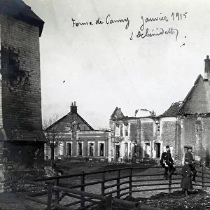 First World War (1914-1918): officers placed in the yard of the farm of Canny (Canny-sur-Matz) (Oise) in January 1915. The buildings are partially destroyed