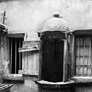 France, Rhone-Alpes, Rhone (69), Lyon: 11 rue Lainerie, medieval well in a courtyard, 1907