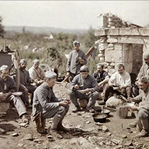 French soldiers of the 370th Infantry Regiment eating soup during the battle of the Aisne