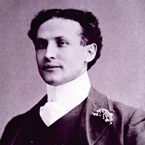 Harry Houdini (b / w photo)