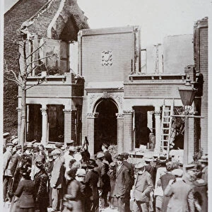 House on West Street damaged by a German Zeppelin raid on Southend, Essex, World War I, 10 May 1915 (b / w photo)