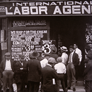 Immigrants looking for work in New York City, c. 1910 (b / w photo)