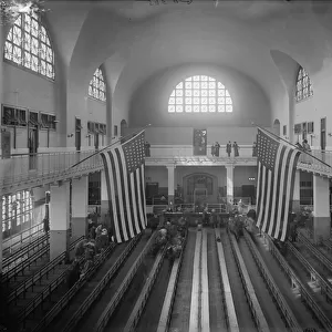 Inspection Room, Ellis Island, New York City, c. 1910 (b / w photo)