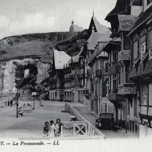 La promenade - Etretat (Normandy, Seine Maritime) circa 1915