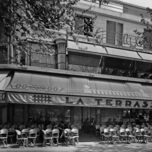 La Terrasse, Place de l Ecole Militaire, Paris, c. 1930 (b / w photo)
