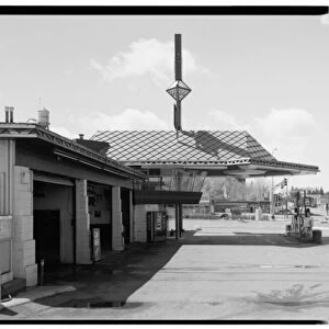 Lindholm Oil Company Service Station, Cloquet, Minnesota (b / w photo)