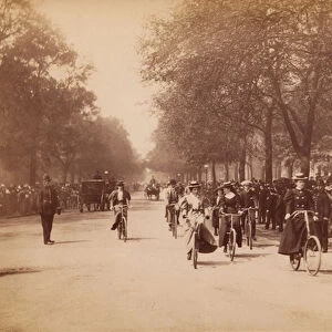 Men and women bicycling in London, 1890s (b / w photo)