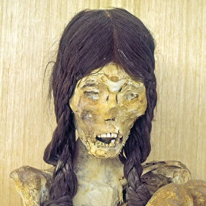 Mummified body of a young woman (photo)