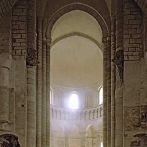 Nave and apse of the abbey church with the effigies of Henry II (1133-89