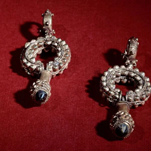 Persian art: gold earrings. Rousenide period 4th century AD. Private collection