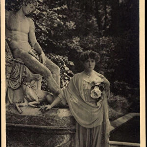 Photo Ak Princess Marie Gabriele of Prussia on a statue (b / w photo)
