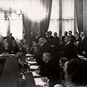 The ratification of the Peace Treaty of Versailles in Paris, France 1920, (b / w photo)