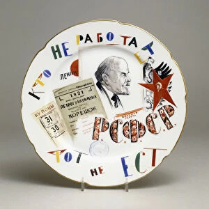 A Soviet propaganda plate, painted with the profile of Lenin 1922 (porcelain)