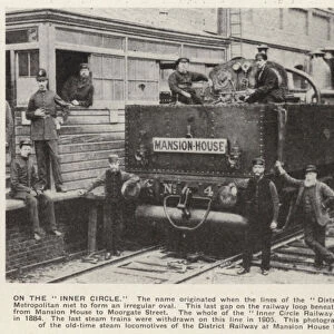 Steam locomotive at Mansion House Station on the Metropolitan District Railway, London, late 19th Century (b / w photo)