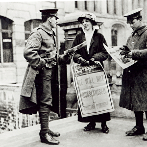 A Suffragette selling newspapers to two soldiers, c. 1914 (b / w photo)