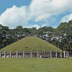 Tomb of King Wonssung (photo)