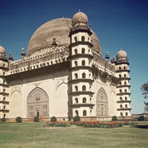 View of the Gol Gumbaz, mausoleum to Mohammed Adil Shah II (1627-57) built in 1659 (photo