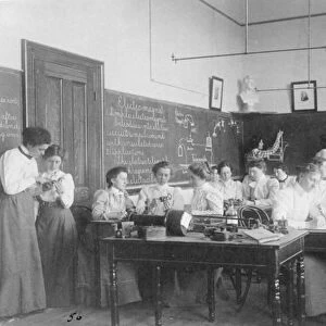 Young women studying static electricity in normal school Washington D. C. c. 1899 (b / w photo)