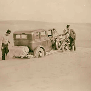Sinai car Car stuck midst sand dune Sand drifts