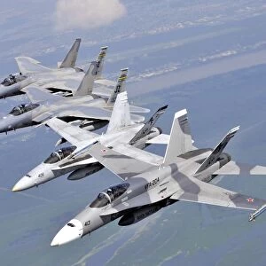 Two F / A-18 Hornets and two F-15 Strike Eagles fly in an echelon formation