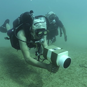 U. S. Navy diver uses an AN / PQS 2A handheld sonar device while training in the Red Sea