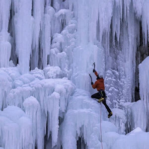 Ice Cliff Climbing-3