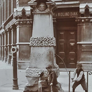 Children drawing water from the Aldgate pump, London, August 1908
