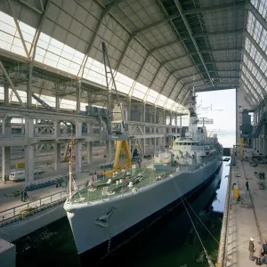 HMS Cleopatra en el complejo de fragatas de Devonport, Plymouth, Devon, 1977. HMS Cleopatra en el complejo de fragatas de Devonport, Plymouth, Devon, 1977.