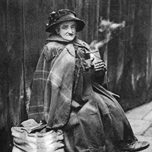 Old woman, back of Fleet Street, London, 1926-1927. Artist: Hoppe