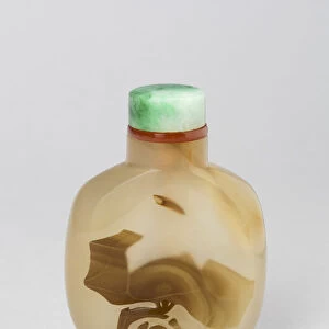 Snuff Bottle with a Hawk and a Bear beneath a Tree, Qing dynasty (1644-1911), 1820-1880