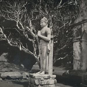 Steinfigur nahe der Ruwanwali-Dagoba, Anuradhapura, 1926